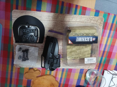 Funda Blackhawk para arma Beretta 92FS,  modelo  410509BK-R de mano derecha, con poco uso y con todos 02