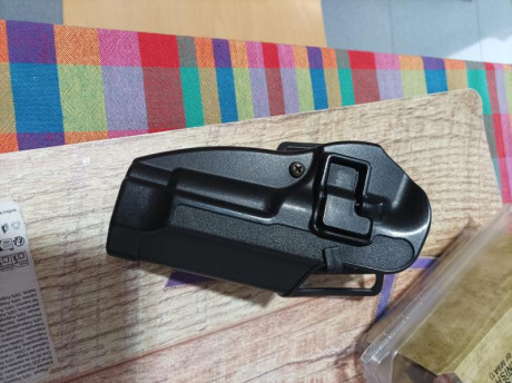 Funda Blackhawk para arma Beretta 92FS,  modelo  410509BK-R de mano derecha, con poco uso y con todos 01