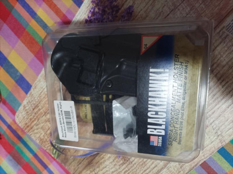 Funda Blackhawk para arma Beretta 92FS,  modelo  410509BK-R de mano derecha, con poco uso y con todos 11