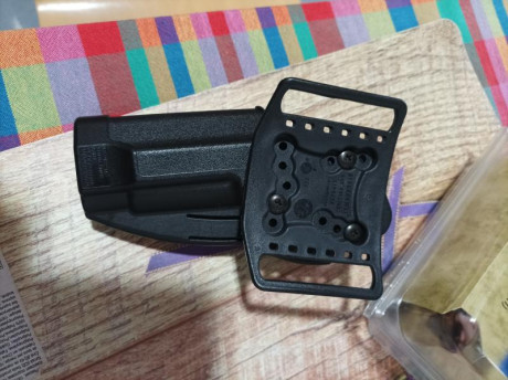 Funda Blackhawk para arma Beretta 92FS,  modelo  410509BK-R de mano derecha, con poco uso y con todos 10