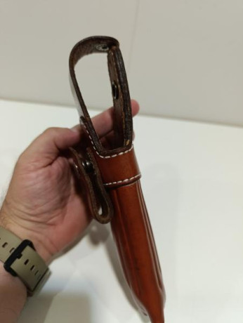 Buenos días,

Vendo dos cosillas para Beretta 92:

Funda interior diestro de piel Leismann para cinturones 01