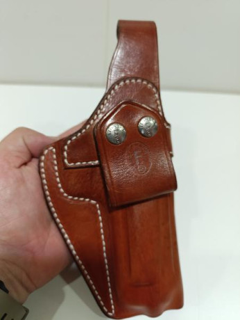 Buenos días,

Vendo dos cosillas para Beretta 92:

Funda interior diestro de piel Leismann para cinturones 00