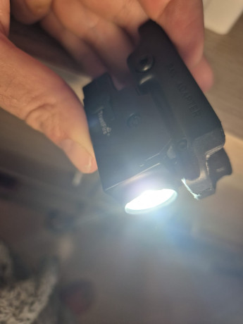 Vendo linterna para pistola de 800 lúmenes, marca Tustfire modelo GM23, carga por USB, incluye adaptador 01