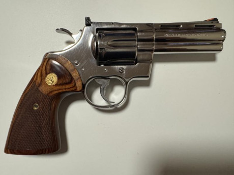 Vendo revolver Colt Phyton inox calibre .357 Magnum.
Dos cachas, una Pachmayr y otra de madera.
Guiada 01