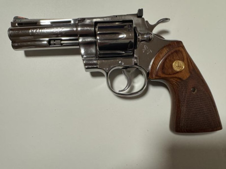 Vendo revolver Colt Phyton inox calibre .357 Magnum.
Dos cachas, una Pachmayr y otra de madera.
Guiada 00