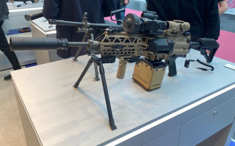 Hola, aqui en Paris se celebro el "Milipol" , salon especializado sobre armamento y proteccion.
Yo 11