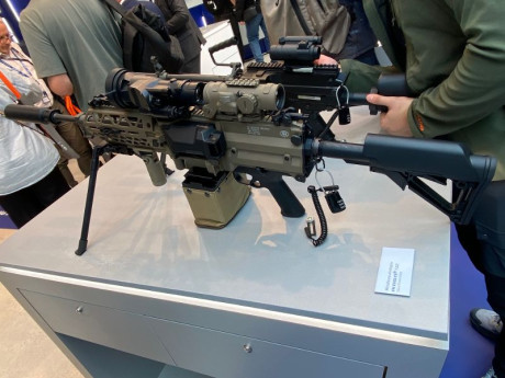 Hola, aqui en Paris se celebro el "Milipol" , salon especializado sobre armamento y proteccion.
Yo 10