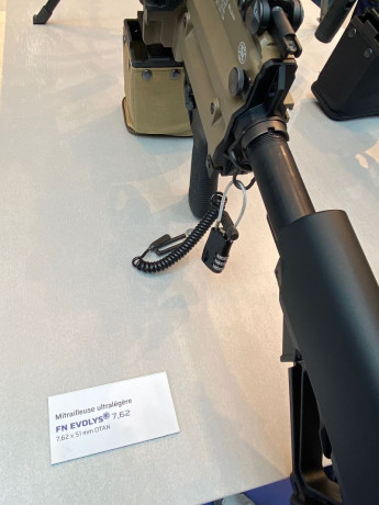 Hola, aqui en Paris se celebro el "Milipol" , salon especializado sobre armamento y proteccion.
Yo 20