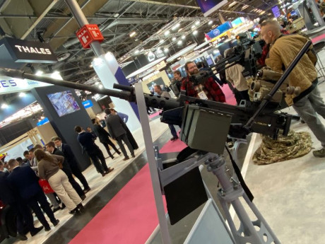 Hola, aqui en Paris se celebro el "Milipol" , salon especializado sobre armamento y proteccion.
Yo 60