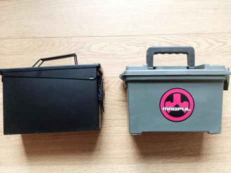 Vendo dos cajas de municion una de mteal cal30 (negra) y otra de plastico del fabricante FOSCO (verde)

35€ 00