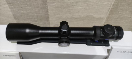 Visor zeiss v8 ,tubo de 36,retícula iluminada y corrector de paralaje,es de carril.
Completamente nuevo,uno 01