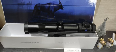 Visor zeiss v8 ,tubo de 36,retícula iluminada y corrector de paralaje,es de carril.
Completamente nuevo,uno 00