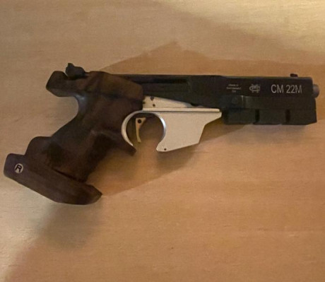Una amiga del tiro, vende su pistola Morini CM22. La pistola se vende con estuche original, dos cargadores. 02
