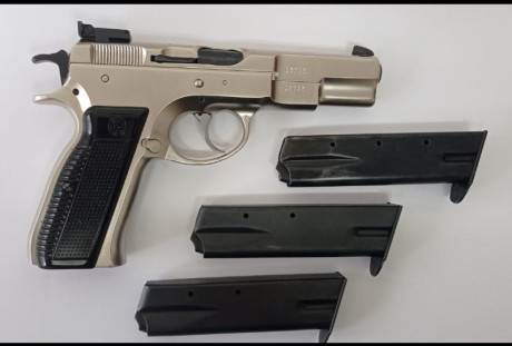 Se vende CZ 75 niquelada.
Con tres cargadores y miras LPA 
En perfecto estado de conservación y funcionamiento.
Poco 02