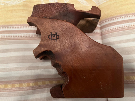 Una amiga del tiro, vende su pistola Morini CM22. La pistola se vende con estuche original, dos cargadores. 21