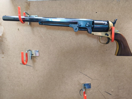 Revolver Colt navy calibre 44  marca Pietta largo de  cañon  12 pulgadas , largo total 30 cm, en excelente 11