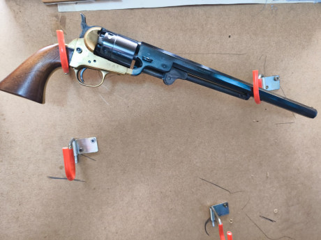Revolver Colt navy calibre 44  marca Pietta largo de  cañon  12 pulgadas , largo total 30 cm, en excelente 22