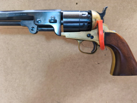 Revolver Colt navy calibre 44  marca Pietta largo de  cañon  12 pulgadas , largo total 30 cm, en excelente 21
