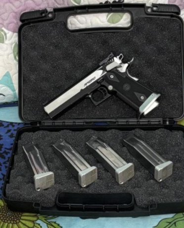 Magnífica pistola STI APEIRO cal 40SW con los siguientes extras:
* 5 cargadores STI cal 40SW  con tapa 00