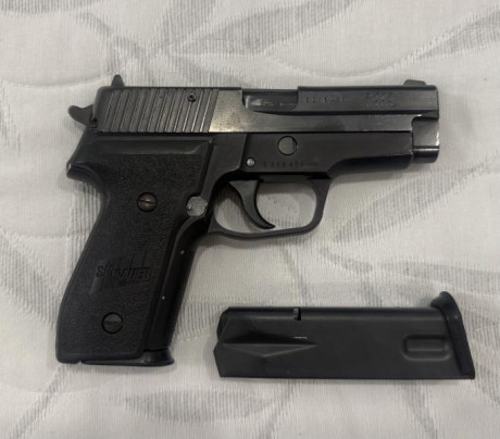 Buenas tardes. Vendo pistola Sig Sauer P228 de 9 mm guiada en A con caja original en buen estado y dos 02