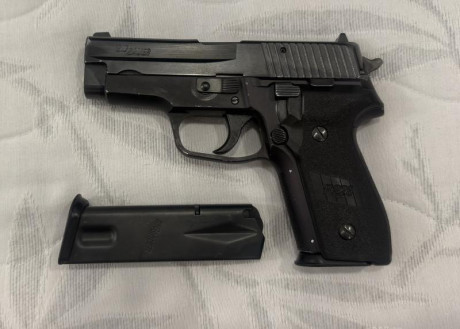 Buenas tardes. Vendo pistola Sig Sauer P228 de 9 mm guiada en A con caja original en buen estado y dos 01