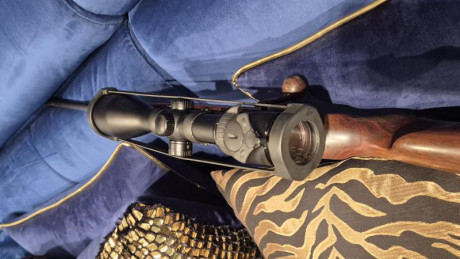 Pongo a la venta rifle Blaser R8 Black edition 300wm  cañon 65cm, pasa por nuevo,  18 cartuchos disparados, 11