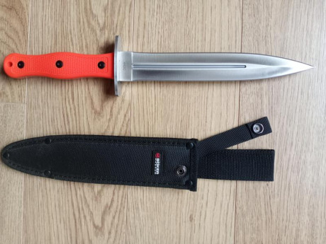 Vendo boker magnum cuchillo remate hl boar

Materiales:
Hoja: 440c acero inoxidable.
Mango: TPR.
Funda: 01