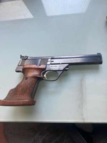 Un compañero del club vende pistola Semiautomática, marca High Standard, modelo The Victor, calibre 22LR, 01