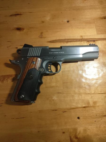 Un amigo pone en venta su 1911. En buen estado,2 cargadores, maletín original. Miras NOVAK,y otra igual 02
