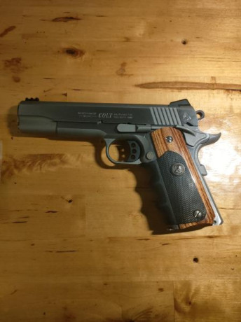 Un amigo pone en venta su 1911. En buen estado,2 cargadores, maletín original. Miras NOVAK,y otra igual 01