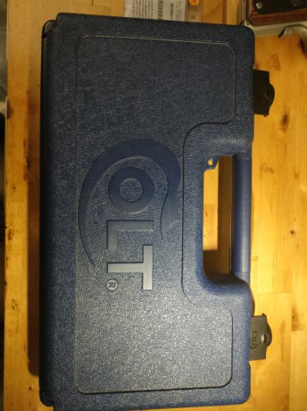 Un amigo pone en venta su 1911. En buen estado,2 cargadores, maletín original. Miras NOVAK,y otra igual 00