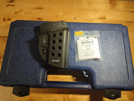 Un amigo pone en venta su 1911. En buen estado,2 cargadores, maletín original. Miras NOVAK,y otra igual 10