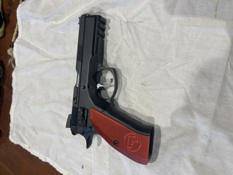 Buenos días, vendo CZ 75 SP-01 SHADOW.
Afinada por Godoy, para ipsc. Habrá disparado sobre 5000 disparos.
La 00