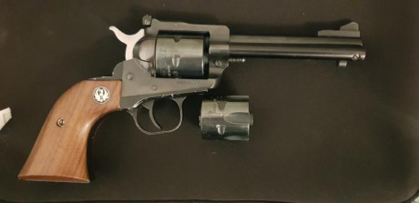 Ruger  single  six  con dos tambores  , 22 LR y 22 Magnum , guiado en F , buen estado , precisión espectacular 00
