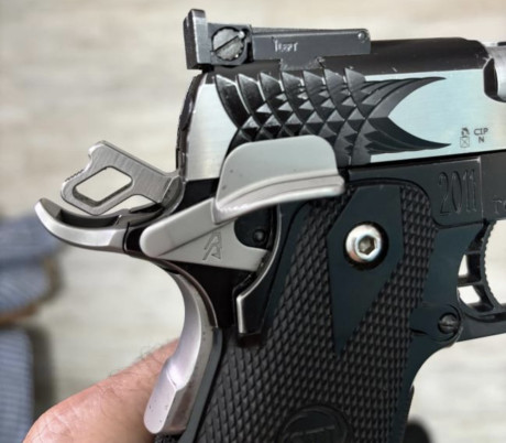 Magnífica pistola STI APEIRO cal 40SW con los siguientes extras:
* 5 cargadores STI cal 40SW  con tapa 10