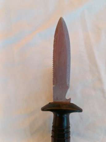 Vendo cuchillo de buceo de la marca Nemrod, grabada la hoja con la propia marca Nemrod, INOX y MADE IN 01