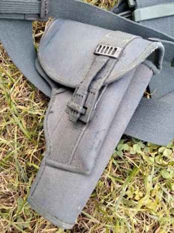 Hola a todos, pongo a la venta una funda con trinchas y cinturon de una Star BM de la Guardia Civil 

El 10