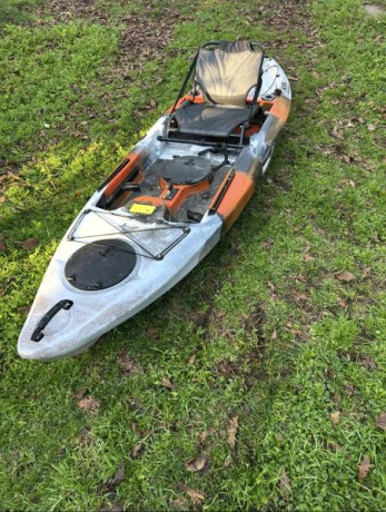 Cambio kayak autovaciable de pesca de 3 metros  . Va con cañero orientable, asiento alto ,remo y soporte 02