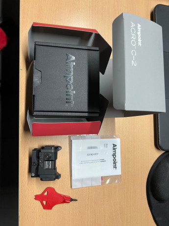 Hola.
Un amigo vende este punto rojo.
Aimpoint Acro C2  3.5 MOA  con base Weaver Picatinny y tapas completamente 00