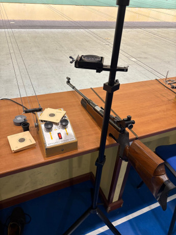 Buenas noches,  
Feinwerkbau 300 S  Universal zurda , la carabina se encuentra en muy buen estado con 142