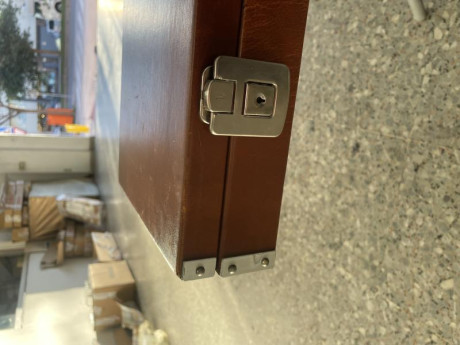 Buenas a todos vendo este maletin el cual es antiguo pero bien conservado, tiene su llave para cerrarlo 01