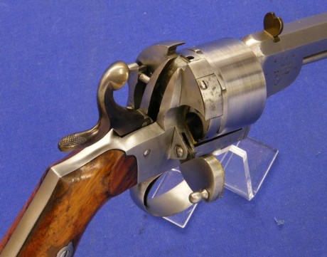 Voy a colocar unas fotos de un arma larga alemana de llave de mecha del siglo XVI. 41