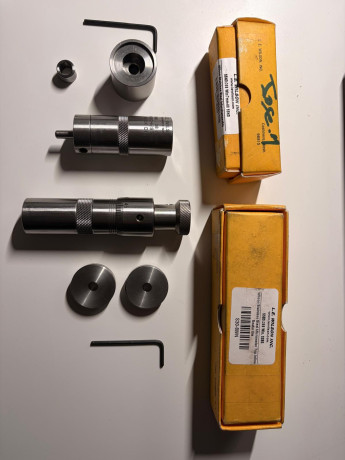 DIE de recarga L. E. Wilson 308w: Seater DIE y Bushing Neck DIE + Bushing 308 w. 

Están en Asturias. 00