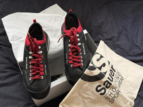 Vendo zapatos de tiro Sauer Easy Top. Talla 41. Están prácticamente nuevos. En su caja. Estan en Madrid. 02