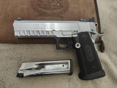 Mi hermano vende su SPS en calibre 9mm más cañon y cargadores del 40S&W. 
Extremadamente cuidada y 02