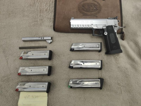 Mi hermano vende su SPS en calibre 9mm más cañon y cargadores del 40S&W. 
Extremadamente cuidada y 01