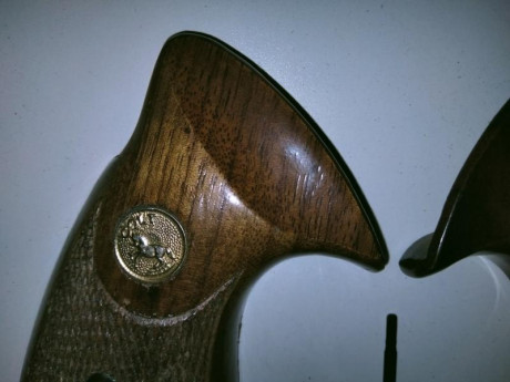 Vendo un juego de cachas originales de madera para el revolver Colt Trooper , con tornillo
Precio 67 euros 41