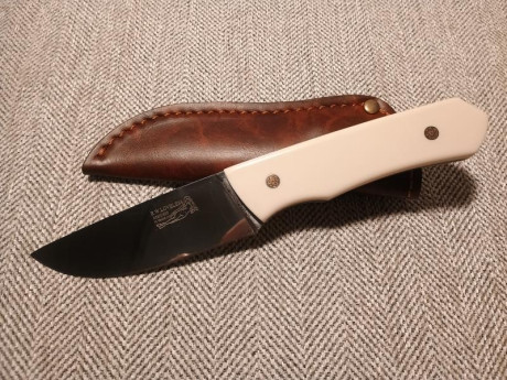 Vendo cuchillo tipo bushcraft, como nuevo, afilado que afeita. Longitud total unos 21cm, filo unos 10cm.

40 01