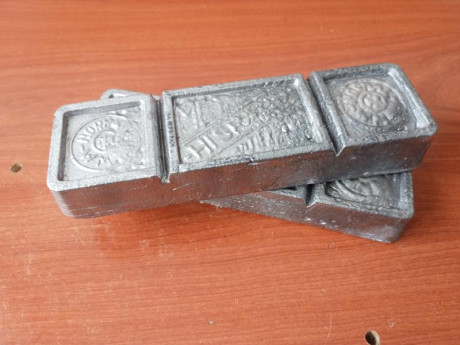 Tengo unos lingotes de 4Kgr aproximadamente de 50% plomo/50% antimonio.
El kilo a 26€, saliendo el lingote 00