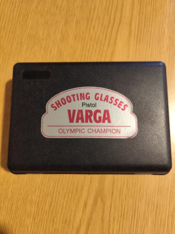 Vendo gafas de tiro varga para pistola, en perfecto estado.
Regalo tres cristales con diferentes graduaciones 01